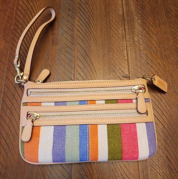 Coach Handbags - 💙Host Pick! Coach wristlet/ small shoulder bag